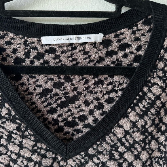 Diane Von Furstenberg Animal Print Glitter Sweater Size S/M - Picture 4 of 4